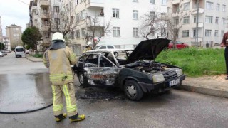 Kartalda park halindeki araç alevlere teslim oldu