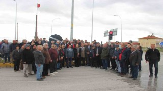 Kavşağa siyah çelenk koyup trafik kazalarını protesto ettiler