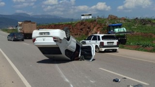 Kavşakta çarpışan otomobillerden biri ters döndü: 1 yaralı