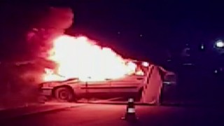 Kaza yapan araç alev alev yandı