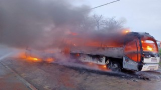 Kaza yapan midibüs ile hafif ticari araç alev alev yandı