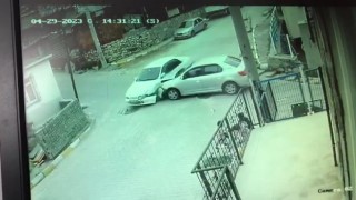 Kazada otomobil yokuştan aşağı savrularak bina duvarına çarptı