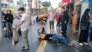 Kazada yaralanan adamı acı içerisinde gören genç kız, bir an olsun başından ayrılmadı