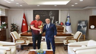 Kazandığı kupayı Başkan Kaydaya götürdü