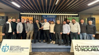 Kazandıkları kupaları depremzede çocuklara gönderdiler