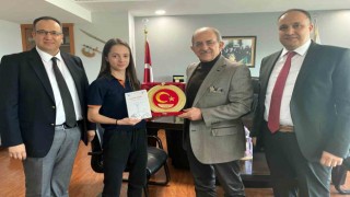 Kemal Tekdenden Avrupa Şampiyonu öğrencisine plaket