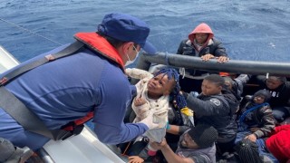 Kendisini kurtaran Sahil Güvenlik personeline attığı bakış dikkat çekti