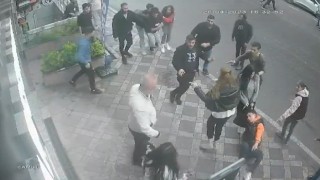 Kentin göbeğinde bıçaklı kavga: Kızlı erkekli iki grup birbirine girdi, 3 kişi yaralandı