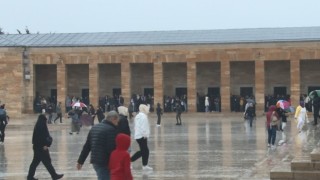 Kılıçdaroğlu, Anıtkabire gelen çocuklarla sohbet etti
