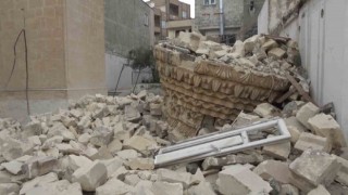 Kiliste depremde ağır hasar alan minare kontrollü şekilde yıkıldı