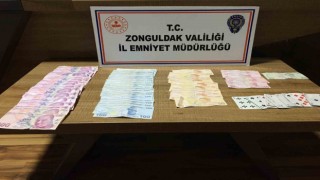 Kıraathanede kumar oynarken yakalandılar