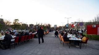 Kırgızistanda 3 bin kişiyle sokak iftarı
