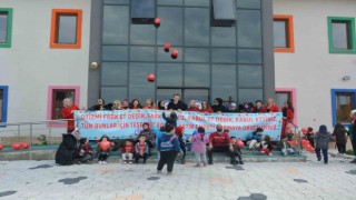 Kırmızı balonlarıyla farkındalık oluşturdular