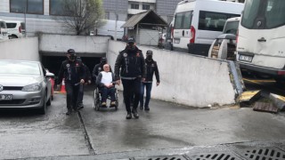 Kırmızı bültenle aranan ve İstanbulda yakalanan uyuşturucu baronu Ürfi Çetinkaya, emniyetteki işlemlerinin ardından zırhlı araçla adliyeye sevk edildi.