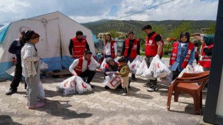 Kızılay bayramda depremzedelerin yanında