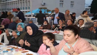 Koçarlılılar gönül sofrasında iftar açtı