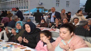 Koçarlılılar gönül sofrasında iftar açtı