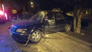 Kontrolden çıkan otomobil ağaca çarptı: 5 yaralı