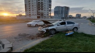 Kontrolden çıkan otomobil refüje çarptı: 6 yaralı