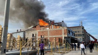 Konyada mağazanın çatısı alev alev yandı