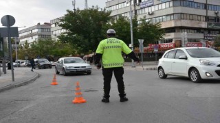 Konyada trafik polisleri yaya geçidi kullanımına dikkat çekti