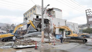 Körfezde riskli kamu binaları yıkılıyor