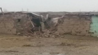 Köye yıldırım düştü: Ahır yıkıldı, bir evin elektronik eşyaları yandı