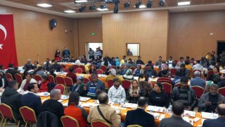 Kozanda Romanlar iftar sofrasında bir araya geldi