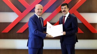 KSBÜ Rektörü Ahmet Tekinin mazbatası YÖK Başkanı Erol Özvar tarafından takdim edildi