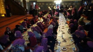 Küçük Kuran kursu öğrencileri tarihi camide iftar açtı