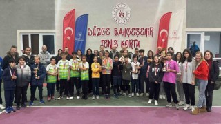 Küçük tenisçiler yarıştı