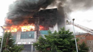 Küçükçekmecede Akit Medya grubunun içerisinde bulunduğu 11 katlı binadaki yangın devam ediyor