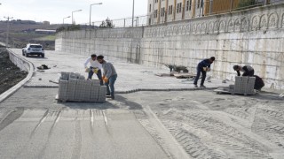 Kulpun yeni asri mezarlık yolunda parke taşı döşeme çalışmaları tamamlandı