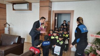 Kuran Kursu miniklerinden polis amcalarına ziyaret