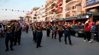 Kuşadasında 23 Nisan korteji renkli görüntülere sahne oldu