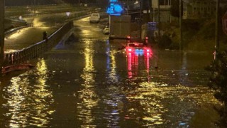 Kuşadasında sağanak yağış: Yollar göle döndü, sürücüler zor anlar yaşadı