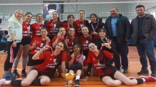 Kütahya Necip Fazıl Kısakürek Anadolu Lisesi Voleybol B Kız Takımı il birincisi