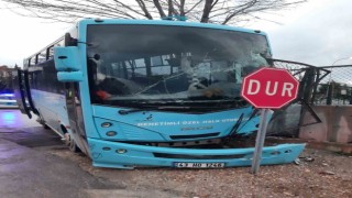 Kütahyada halk otobüsü ile otomobil çarpıştı: 1 yaralı