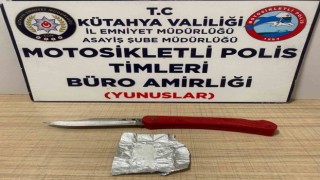 Kütahyada kesinleşmiş hapis cezası bulunan şahsın üzerinde uyuşturucu ele geçirildi