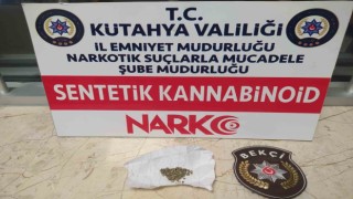 Kütahyada sürücünün araçtan attığı kağıt parçasının arasından uyuşturucu çıktı