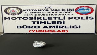 Kütahyada yoklama kaçağı şahsın üzerinde uyuşturucu bulundu