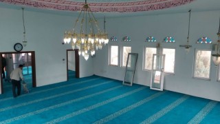 Kutluhallar köyünde hayırseverler caminin halılarını yeniledi