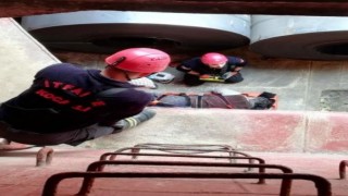 Kocaeli’de Limanda iş kazası geçiren işçiyi itfaiye erleri çıkardı