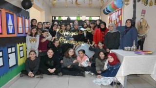 Liseli öğrenciler Ramazan geleneğini canlandırarak okulda yaşatıyor