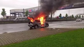 Lüks cip alev topuna döndü, kadın sürücü şans eseri kurtuldu