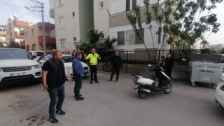 Maddi hasarlı kazanın ardından araç sürücüleri birbirlerine girdi