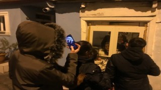 Mahalle arasındaki bir garip aynayı görenler hem şaşırıyor hem de bakmadan geçemiyorlar
