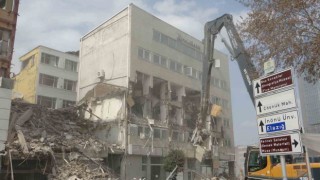 Malatyada ağır hasarlı binaların yıkımı ve enkaz kaldırma çalışmaları sürüyor