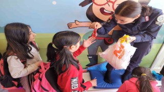 Malatyada depremzede çocuklara jandarma şefkati