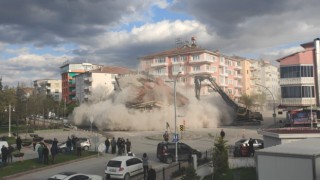 Malatyada hasarlı binaların yıkımı sürüyor
